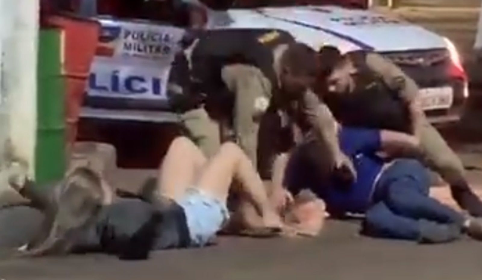 Vídeo: policial que foi filmado agredindo casal em MG é condenado; defesa contesta