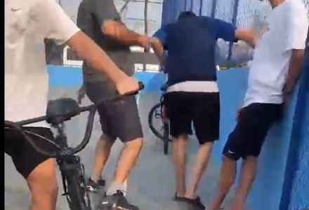 PM reformado agride jovem com socos e tapas em praça pública no RJ: “Aqui quem manda sou eu“ | CNN Brasil