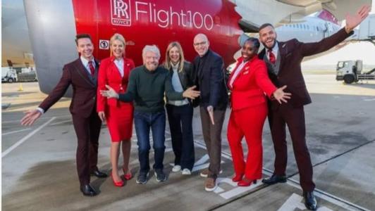 O empresário americano Richard Brason e os tripulantes do voo da Virgin Atlantic de sua propriedade.