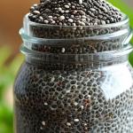 Água com chia em jejum: para que serve, quanto tomar e em quanto tempo faz efeito
