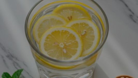  Água com limão em jejum o que é mito e o que é verdade
