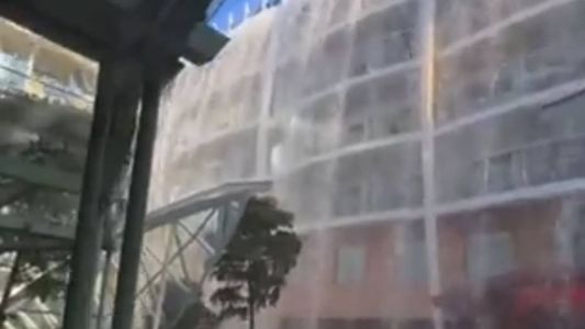 Água da piscina transbordou após navio desviar para evitar uma batida