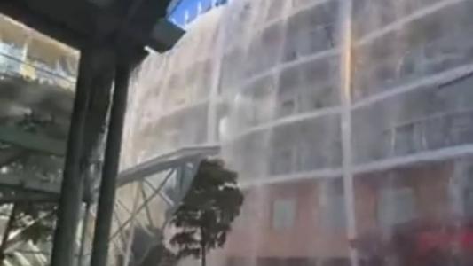 Água da piscina transbordou após navio desviar para evitar uma batida