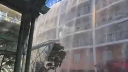 Água da piscina transbordou após navio desviar para evitar uma batida