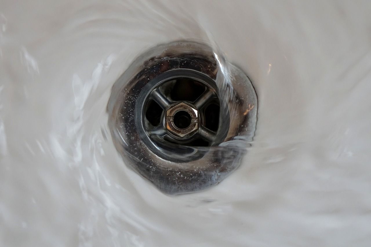 Água sanitária lidera atendimentos por intoxicação com produtos de limpeza; especialista explica como usar com segurança
