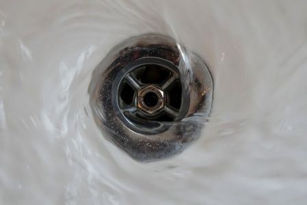 Saiba como usar a água sanitária de maneira segura