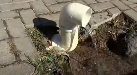 bica escorrendo água em calçada