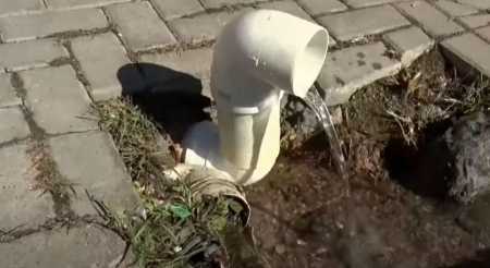 bica escorrendo água em calçada