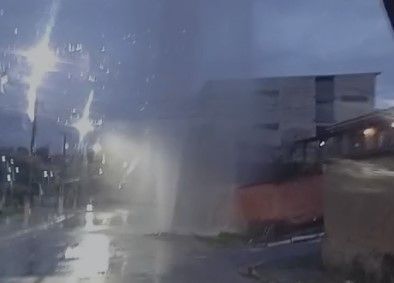 Vídeo: vazamento jorra água mais alto que prédio em avenida de Santa Luzia