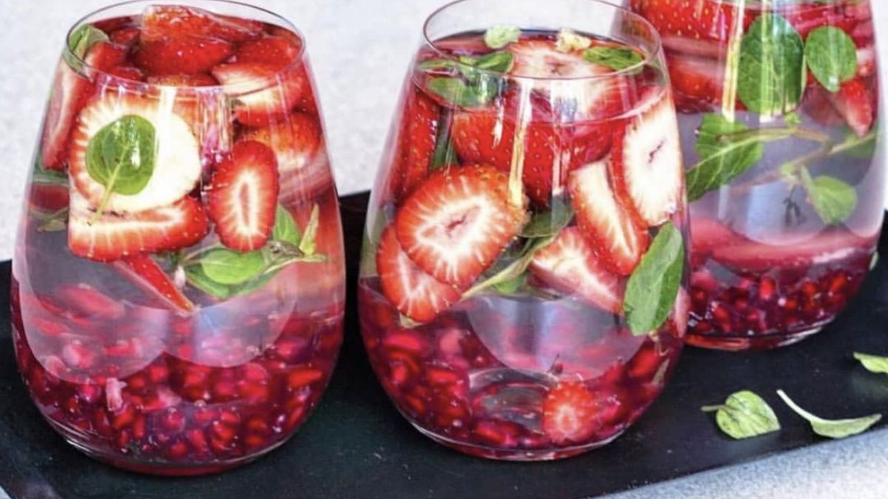 Águas aromatizadas detox: receitas que limpam o corpo e aumentam a energia