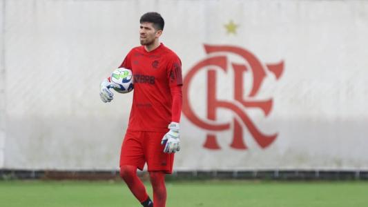 Agustín Rossi deve fazer sua estreia pelo Flamengo contra o Athletico, nesta quarta (13)
