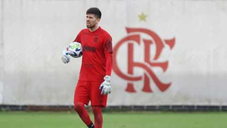 Agustín Rossi deve fazer sua estreia pelo Flamengo contra o Athletico, nesta quarta (13)