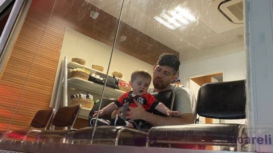 Agustín Rossi e seu filho no Maracanã, antes do jogo do Flamengo