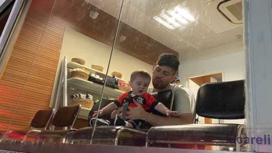 Agustín Rossi e seu filho no Maracanã, antes do jogo do Flamengo