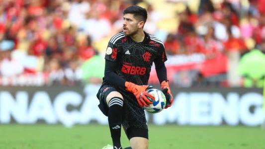 Agustín Rossi em ação pelo Flamengo contra o Bahia: foi a primeira partida do goleiro no Maracanã