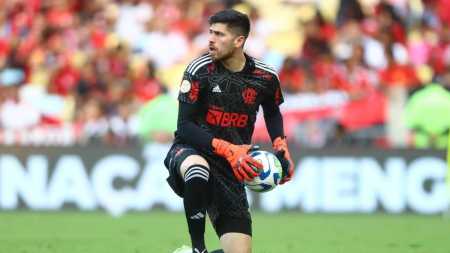 Agustín Rossi em ação pelo Flamengo contra o Bahia: foi a primeira partida do goleiro no Maracanã