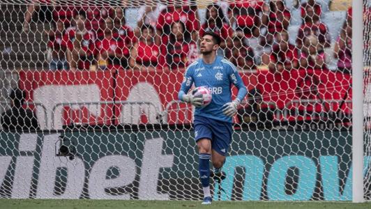 Agustín Rossi em ação no Maracanã, no domingo, no clássico entre Flamengo e Vasco