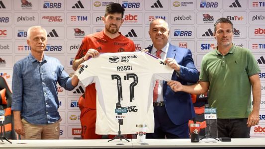 Agustín Rossi em sua apresentação ao lado de dirigentes do Flamengo