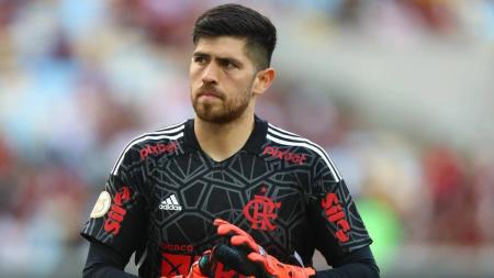 Agustín Rossi, goleiro do Flamengo, em ação no Maracanã