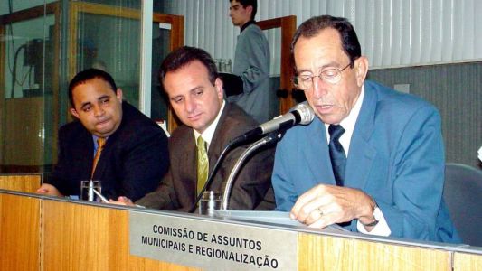 Ailton Vilela (ao microfone, de azul) foi deputado estadual por três mandatos