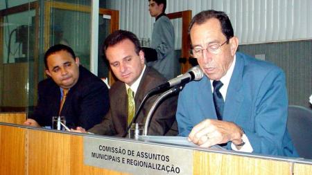 Ailton Vilela (ao microfone, de azul) foi deputado estadual por três mandatos