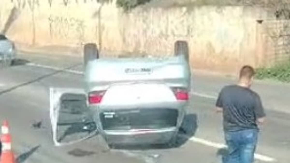 Carro capota e interdita parte da Rodovia Fernão Dias, na Grande BH