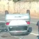 Carro capota e interdita parte da Rodovia Fernão Dias, na Grande BH
