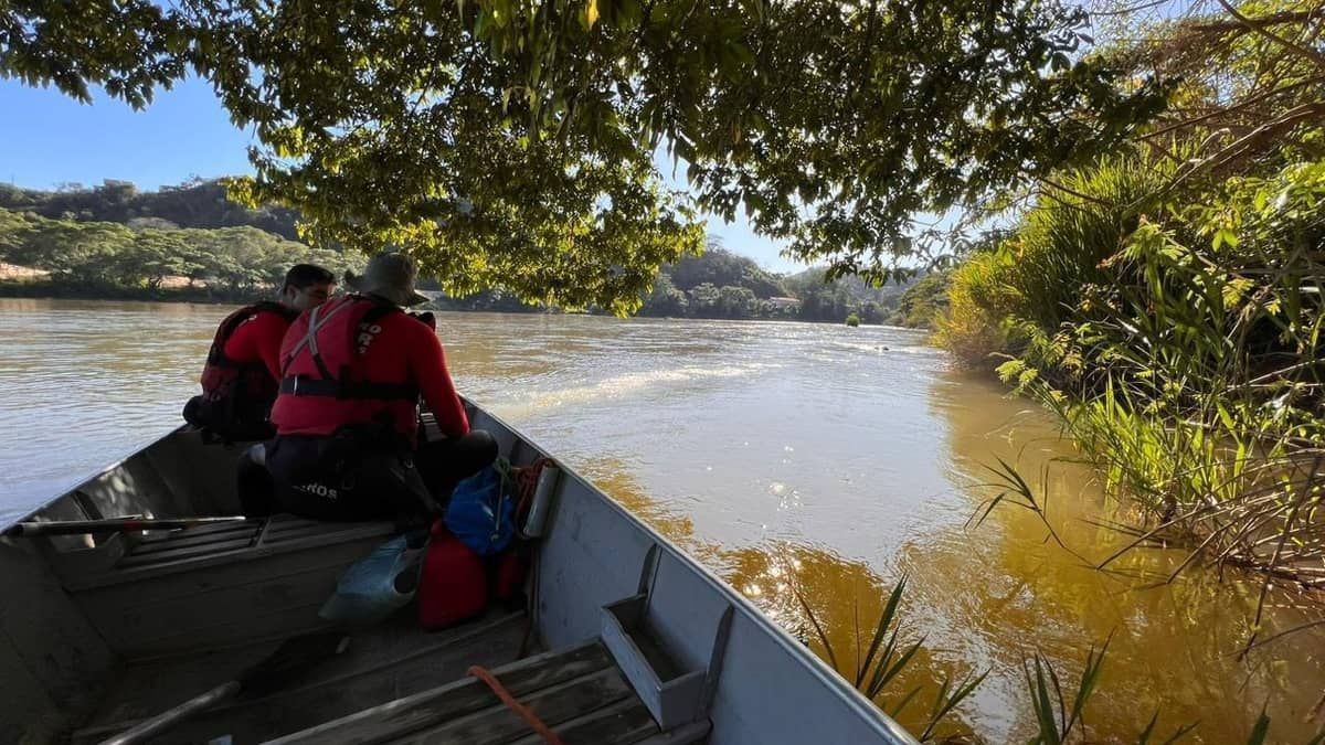 Bombeiros encontram corpo de um dos irmãos que se afogou em rio em Naque (MG)