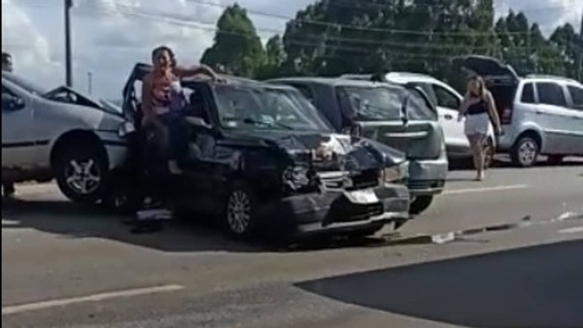 Engavetamento entre vários carros e caminhão interdita parte da Rodovia Fernão Dias, em Betim