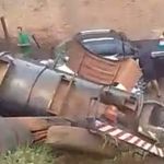 Tanque de caminhão de desentupidora se solta e vai parar sobre carro em acidente no Anel Rodoviário, sentido Vitória