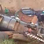 Tanque de caminhão de desentupidora se solta e vai parar sobre carro em acidente no Anel Rodoviário, sentido Vitória