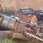 Tanque de caminhão de desentupidora se solta e vai parar sobre carro em acidente no Anel Rodoviário, sentido Vitória
