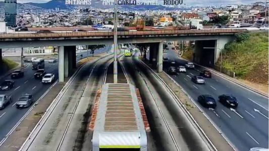 Ainda não há previsão para a liberação da pista nem detalhes sobre possíveis vítimas