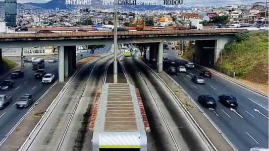 Ainda não há previsão para a liberação da pista nem detalhes sobre possíveis vítimas