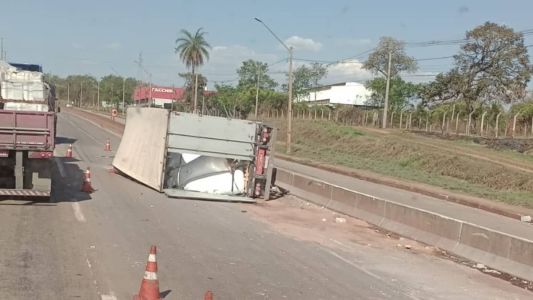 Ainda não há previsão de liberação da via, que começa a registrar trânsito intenso