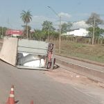Carreta bate em mureta de proteção e tomba na Rodovia Fernão Dias; veja imagens