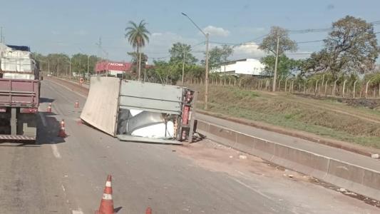 Ainda não há previsão de liberação da via, que começa a registrar trânsito intenso