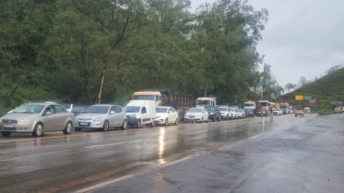 BR-040 registra lentidão de 12 km após acidente grave com carreta em Itabirito
