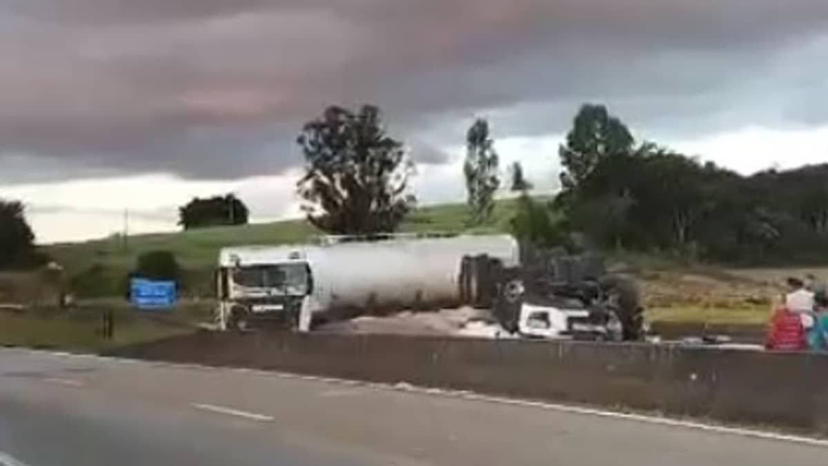 Rodovia Fernão Dias é completamente interditada após carreta tombar