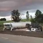 Rodovia Fernão Dias é completamente interditada após carreta tombar