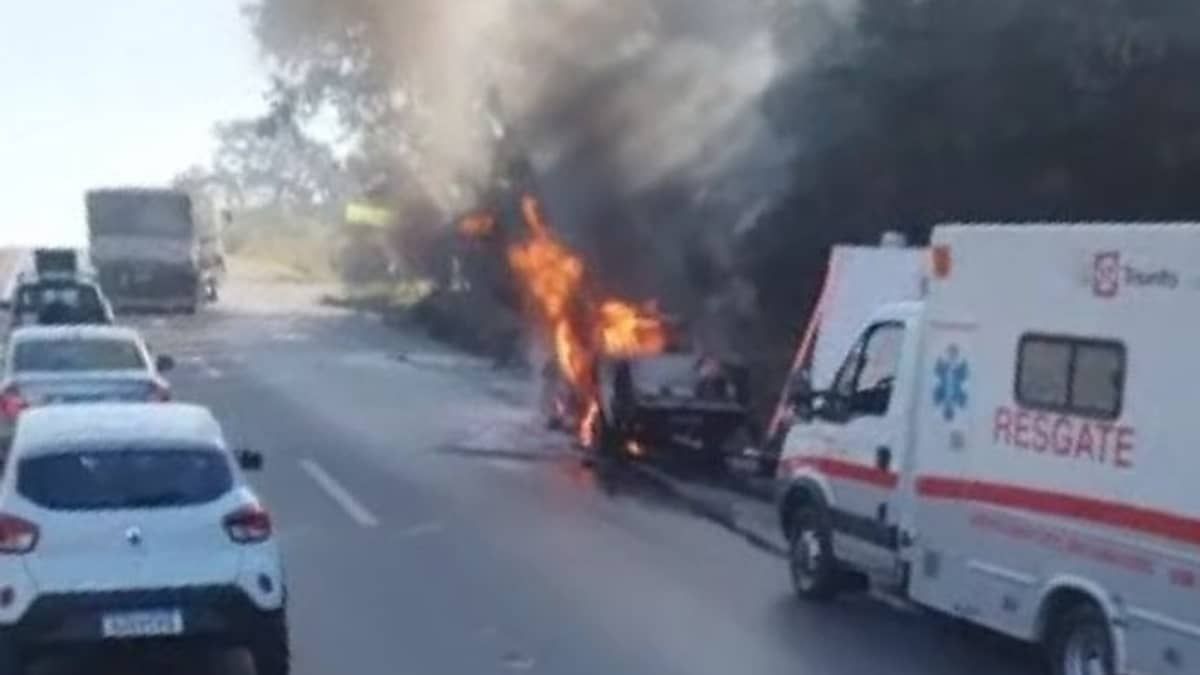 Carro pega fogo e interdita parte da BR-262, na Grande BH