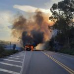 Ônibus pega fogo e interdita ambos sentidos da BR-381 em Sabará