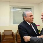 Chamado de 'golpista' por Lula, Temer rebate: 'pés no palanque e olhos no retrovisor'