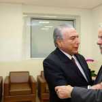 Chamado de 'golpista' por Lula, Temer rebate: 'pés no palanque e olhos no retrovisor'