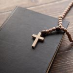 Alunos vão ter que levar bíblia para as escolas em BH? Entenda a nova lei promulgada pela Câmara