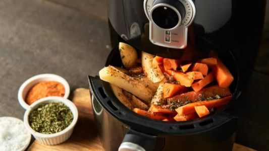 Air fryer cozinha com ar extremamente quente