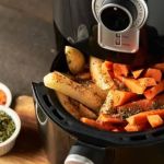 Como air fryer e micro-ondas esquentam alimentos?  