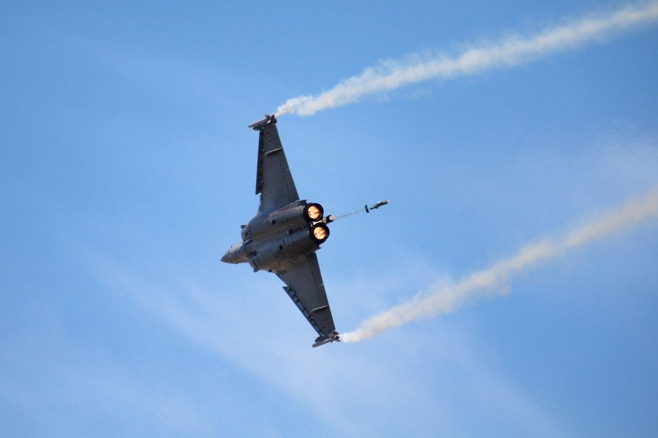 Pilotos franceses desaparecem após acidente entre dois caças Rafale