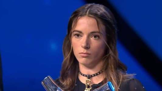 Aitana Bonmati durante discurso na premiação da UEFA