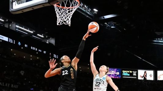 A'ja Wilson bloqueia floater de Sabrina Ionescu no primeiro jogo das finais da WNBA